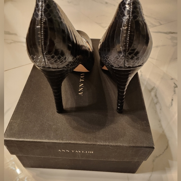 Beautiful Ann Taylor Perfect Pumps Dark Navy size 8 - Picture 5 of 7